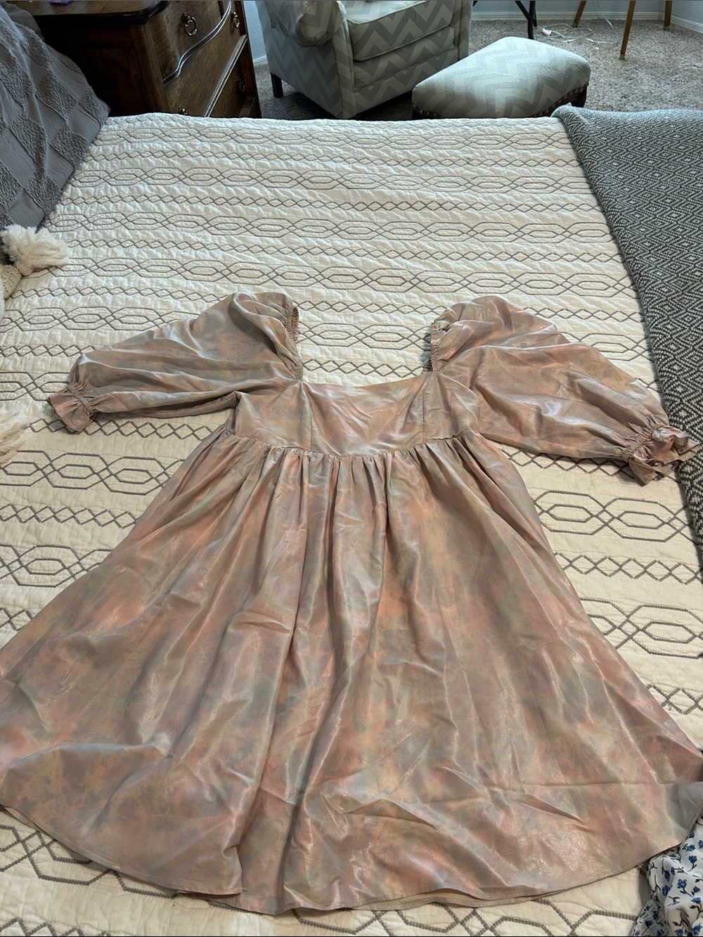 Storia Shimmer Puff-Sleeve Mini Dress in Blush-Pearl